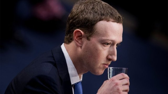 Mai mulți acționari ai Facebook susțin înlăturarea lui Mark Zuckerberg din funcție