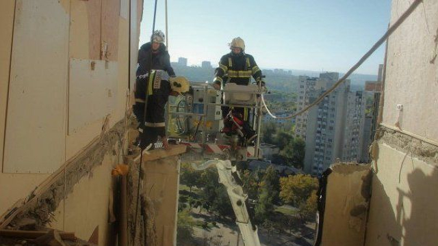 Guvernul promite că locatarii blocului distrus de explozie se vor putea întoarce în apartamentele lor până la 22 decembrie