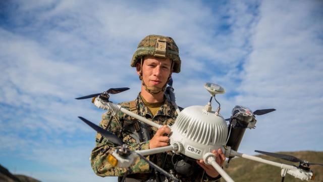 SUA | Implantul care îi permite unui soldat să controleze simultan, prin puterea gândului, trei tipuri UAV
