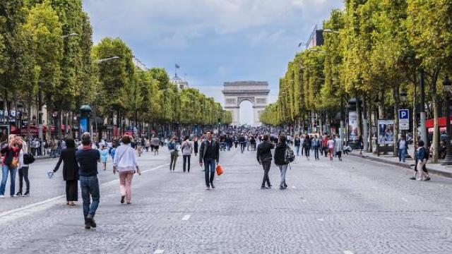 Împușcături la Paris, pe Champs-Elysées. Doi bărbați au fost răniți