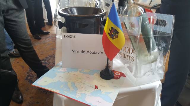 FOTO | Vinificatorii moldoveni au adus 15 medalii din Franța după ce au participat, în prmeieră, la o expoziție importantă