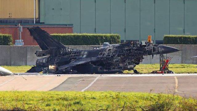 FOTO | Incident grav la o bază militară din Belgia. Un tehnician a activat un tun Vulcan și a distrus un avion F-16
