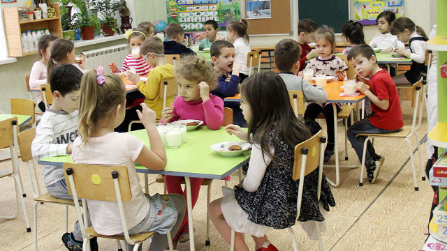 Alimentele pentru copii ar putea fi furnizate în școli și grădinițe de companii de catering