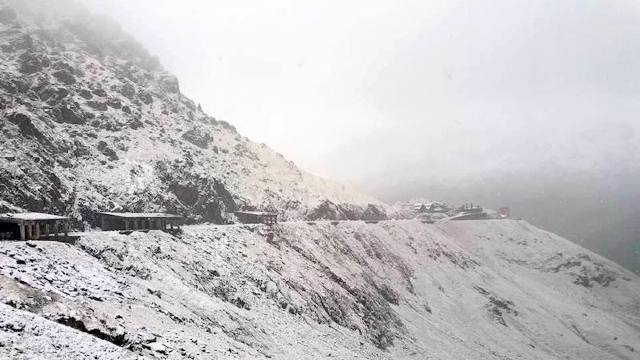 VIDEO | Ninge viscolit pe Transfăgărășan, iar vântul atinge și 70 km/oră