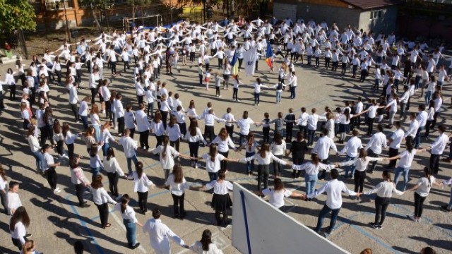 VIDEO | Horă spectaculoasă jucată la Liceul din Mizil de Ziua Educației pentru Centenarul Marii Uniri
