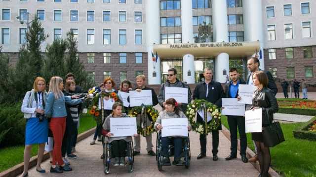 Flashmob în fața Parlamentului | „Nu transformați cortegiile oficiale în cortegii funerare”