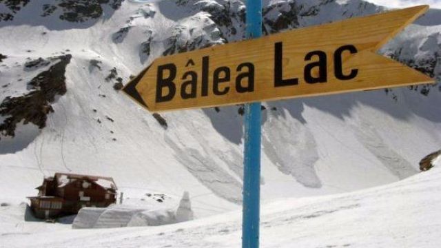 La Bâlea Lac stratul de zăpada măsoară 14 centimetri. Accesul cu mașina se face în condiții de iarnă