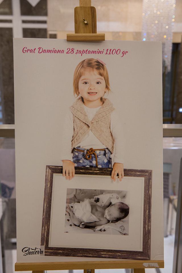 Imagini emoționante ale copiilor născuți prematur, într-o expoziție caritabilă la Parlament. Fetița de numai 550 de grame, eroina campaniei 