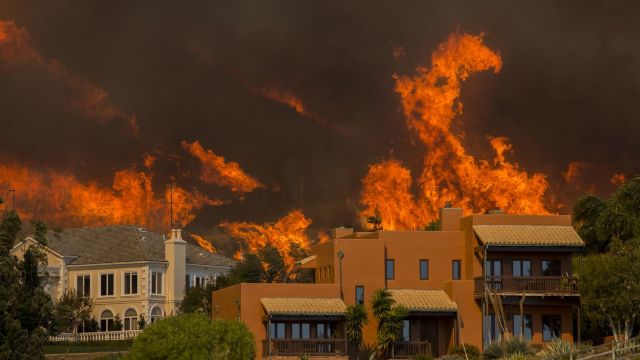 Incendiu violent în nordul Californiei, soldat cu cel puțin cinci morți. Malibu, amenințată de flăcări