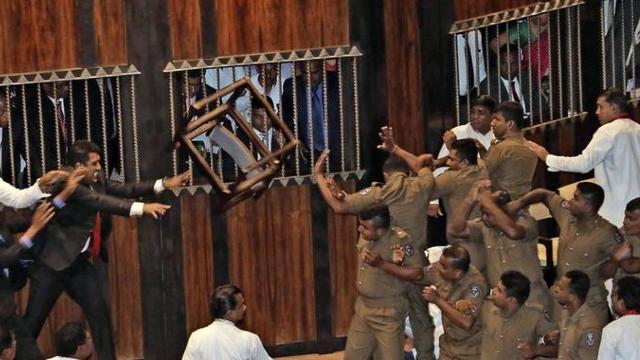Scene violente în Parlamentul din Sri Lanka, unde premierul recent numit a pierdut a doua oară votul de încredere