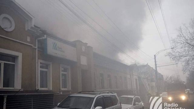 Radio Chișinău și-a reluat activitatea afectată de un incendiu în clădirea învecinată