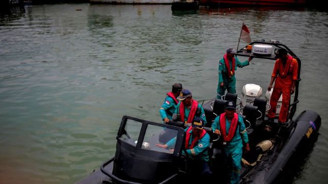 A fost găsită cutia neagră a avionului indonezian, prăbușit în Marea Java