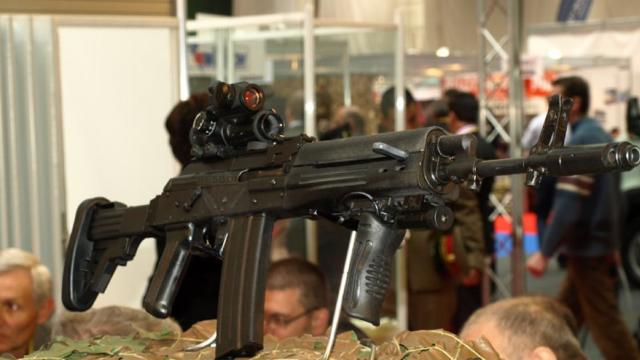 Parlamentul European recomandă verificarea mai strictă a exporturilor de arme din UE