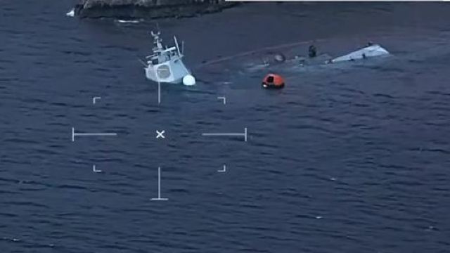 VIDEO | Operațiune EȘUATĂ de scoatere la suprafață a unei fregate norvegiene. Nava de sute de milioane de euro, scufundată aproape complet