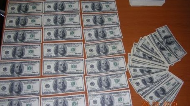 Peste un milion de dolari în bancnote false, confiscați în Bulgaria. Polițiștii au descoperit un magazin unde se falsificau bani