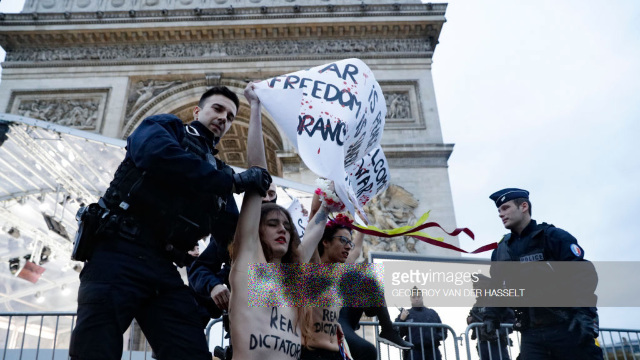 Activistele Femen s-au dezgolit sub Arcul de Triumf, denunțând „criminalii de război” invitați la Paris pe 11 noiembrie
