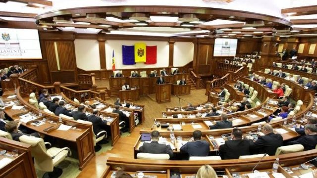 Parlamentul ar putea adopta o decizie despre organizarea, odată cu alegerile parlamentare, a unui referendum privind numărul deputaților