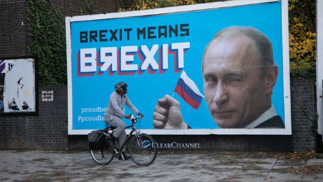 FOTO | Pe străzile Londrei au apărut panouri publicitare care îi „mulțumesc” lui Putin pentru Brexit