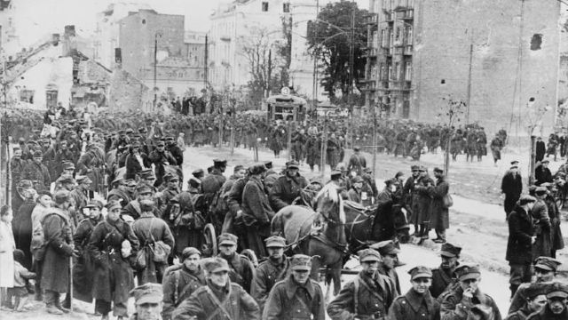 Arhivele ucrainene au transmis Poloniei 60.000 de pagini de documente despre represiunea sovietică