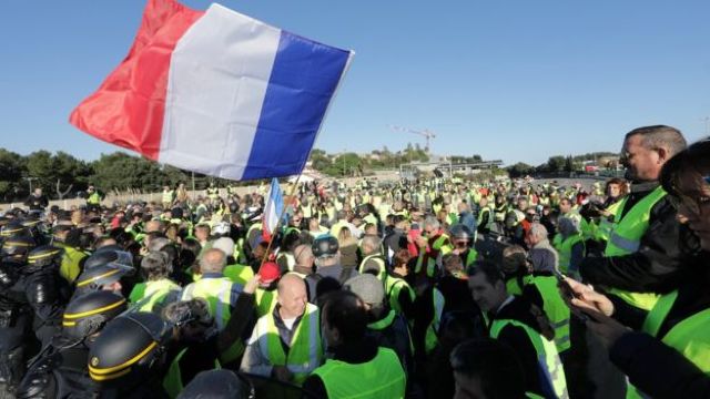 Protestatarii din Franța au blocat accesul la trei depozite de carburanți