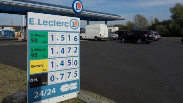 Supermarketurile din Franța vând carburanți la preț de producător