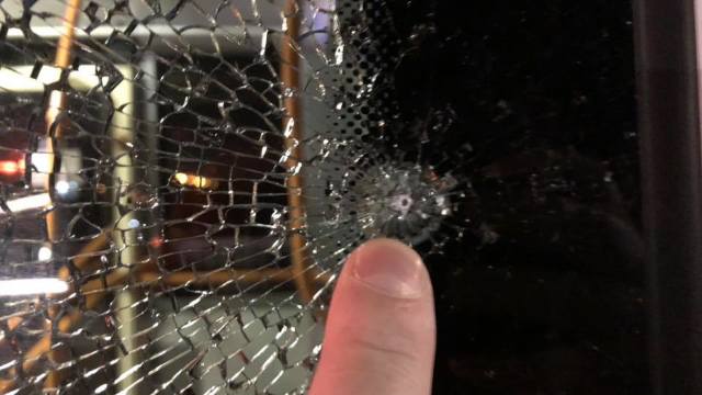 UPDATE | Atac cu armă pneumatică, în Chișinău. S-a tras în două troleibuze, în apropiere de Circ. Nici o persoană nu a avut de suferit (FOTO)