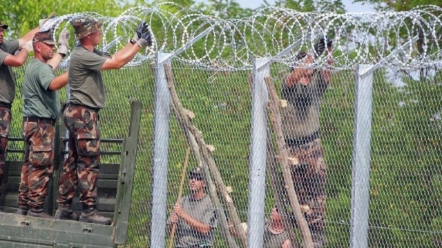 Militarii americani au început construcția gardurilor de sârmă ghimpată la frontiera cu Mexicul