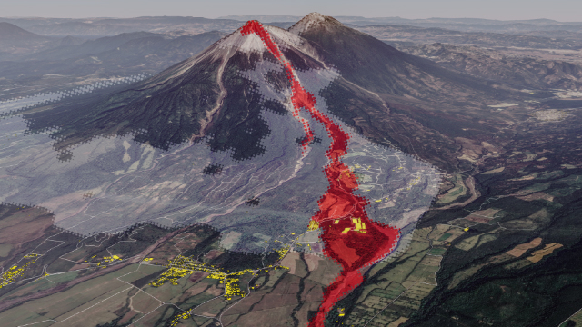 Vulcanul Fuego din Guatemala emană din crater un flux de lavă lung de peste un kilometru