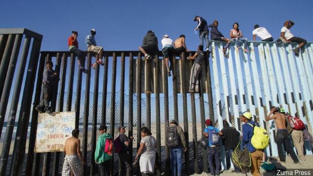 Peste 1500 de migranți din America Centrală au ajuns la granița cu Statele Unite