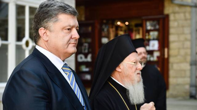 Președintele Ucrainei și Patriarhul Constantinopolului au semnat acordul de înființare a unei biserici ortodoxe independente de Moscova