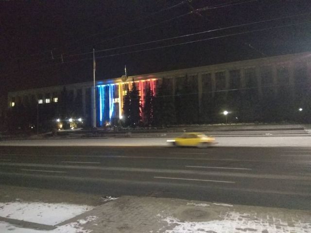 FOTO| Instituții de cultură și de stat din Chișinău au fost iluminate de 1 decembrie în culorile României