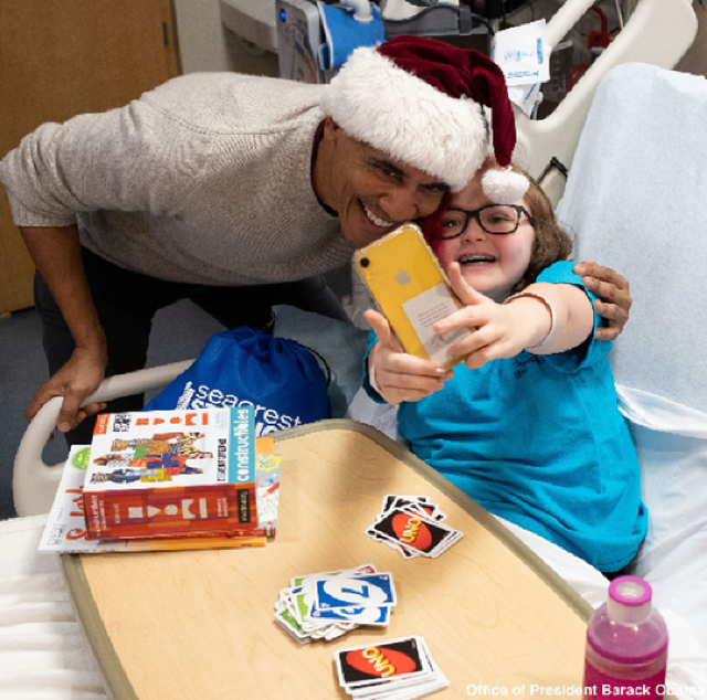 FOTO/VIDEO | Deghizat în Moș Crăciun, Barack Obama distribuie cadouri unor copii bolnavi
