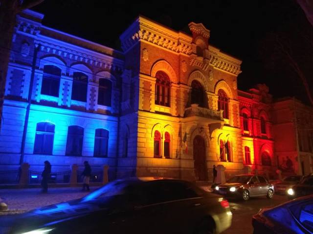 FOTO| Instituții de cultură și de stat din Chișinău au fost iluminate de 1 decembrie în culorile României