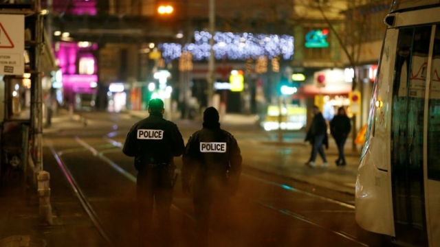 Trei persoane au decedat într-un atac armat produs la Târgul de Crăciun din centrul orașului Strasbourg