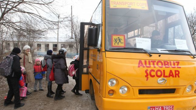 Ministerul Educației și Cercetării va achiziționa 60 de autobuze școlare pentru transportarea elevilor. Achiziția se va face cu sprijinul Guvernului României