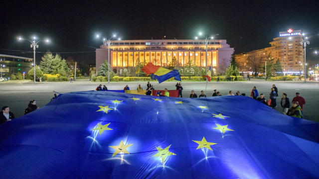 Proiecție de drapele pe clădirea Palatului Victoria din București. România preia Președinția rotativă a Consiliului UE
