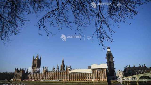 Polițiști înarmați au reținut un bărbat în curtea parlamentului din Londra