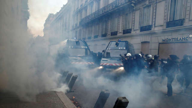 Protestul „Vestelor galbene” | Noi ciocniri și gaze lacrimogene în apropiere de Champs-Elysées, la Paris
