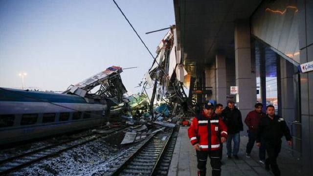 VIDEO | ACCIDENT feroviar în Turcia. Cel puțin patru morți și zeci de răniți
