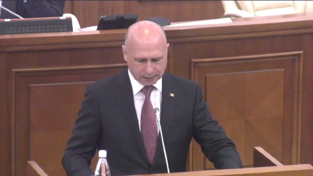 Pavel Filip a prezentat raportul de activitate a Guvernului în sala pe jumătate goală a Parlamentului