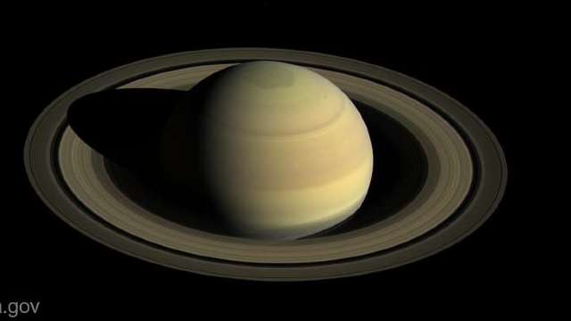 NASA | Planeta Saturn își devorează inelele de gheață