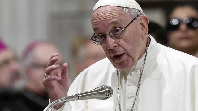 Papa Francisc condamnă liderii naționaliști care dau vina pe migranți pentru problemele țărilor pe care le conduc 