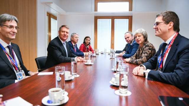 Klaus Iohannis a discutat cu Theresa May, la Bruxelles, despre românii din Marea Britanie după Brexit