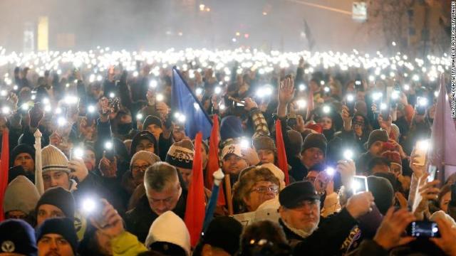 ”Craciun fericit, domnule premier!” | Mii de unguri protestează împotriva noii Legi a muncii