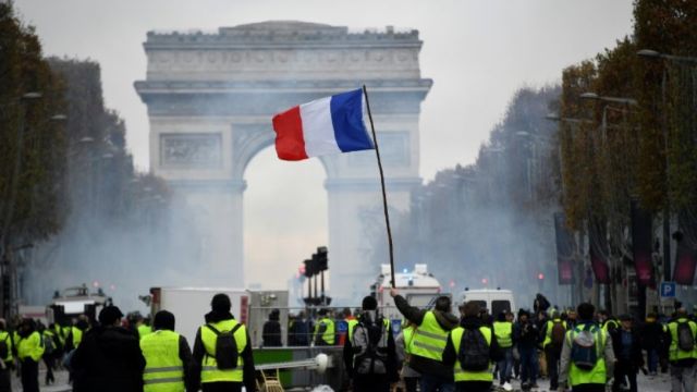 FOTO/VIDEO | Proteste la Paris: Emmanuel Macron convoacă o reuniune de urgență la Palatul Élysée. Cel puțin 133 de răniți, 412 reținuti