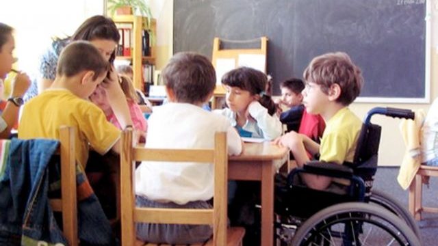 Date privind numărul copiilor cu dizabilități care merg la școală, publicate de autorități
