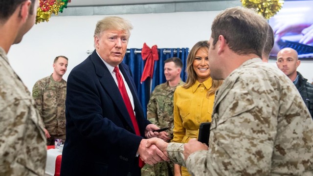 Donald Trump a făcut o vizită neașteptată trupelor americane staționate în Irak, fiind prima sa vizită într-o zonă de conflict