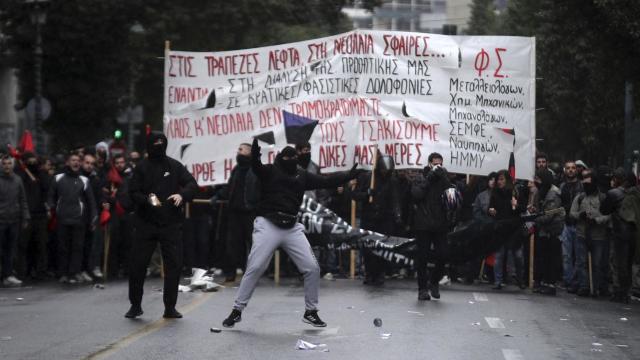 Trei persoane au fost rănite astăzi la Atena, în urma confruntărilor dintre anarhiști și poliție