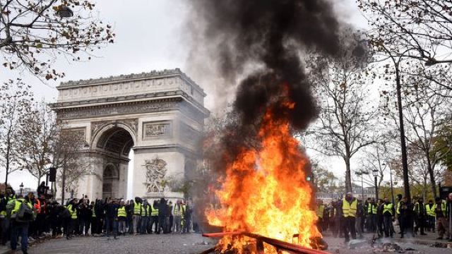 Noi violențe sub Arcul de Triumf, la Paris. Zeci de manifestanți au fost reținuți