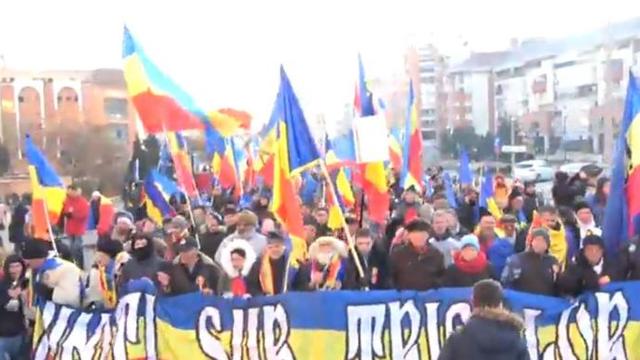 VIDEO | Zece mii de oameni participă la Alba Iulia la un marș al Unirii României cu Basarabia